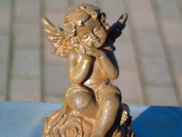ange assis sur boule a fleurs en fonte pat rouillé ., Enlèvement ou Envoi, Neuf