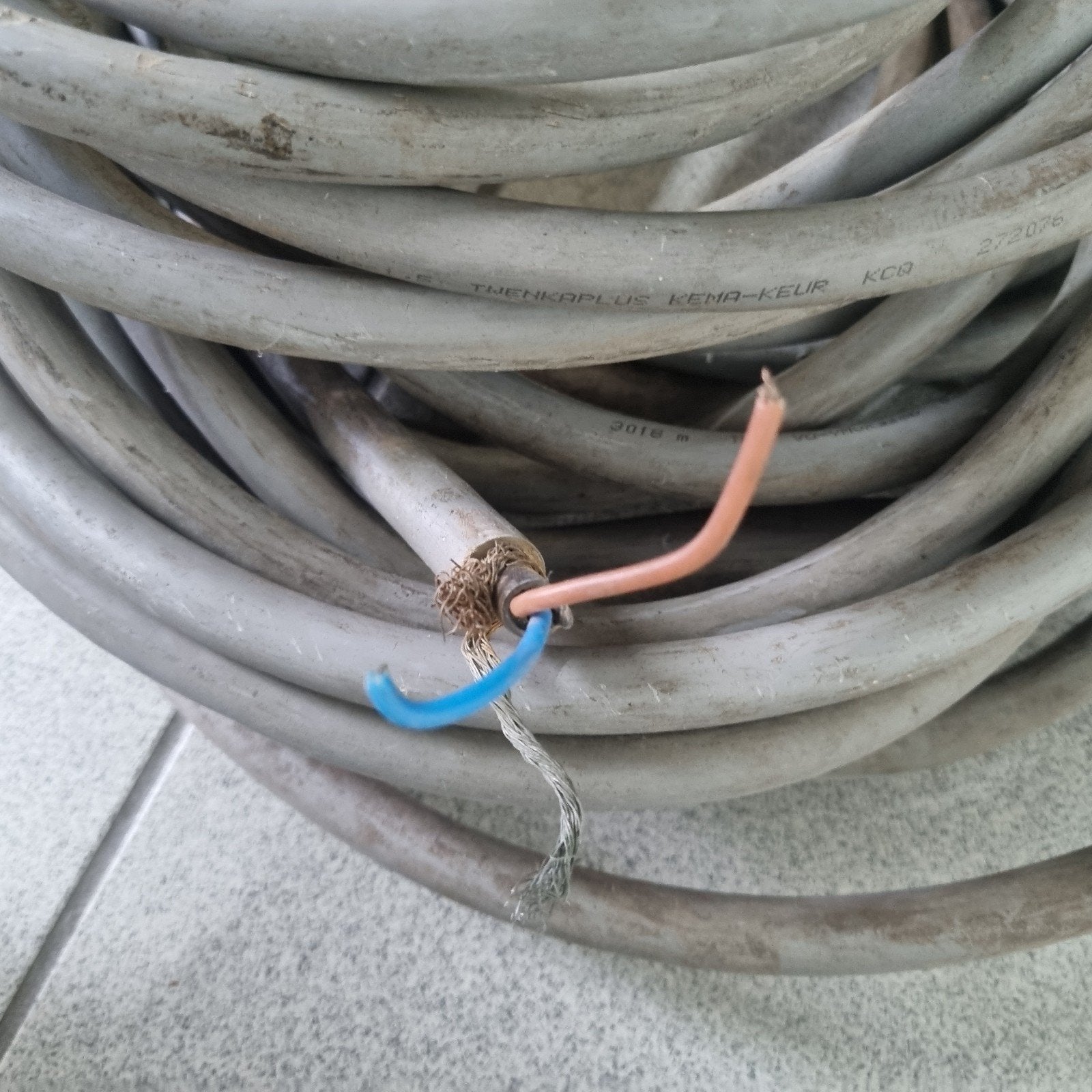 te koop grondkabel 2g1,5 mm 2 stuks 1x 7meter en1x15meter, Doe-het-zelf en Bouw, Ophalen, Gebruikt