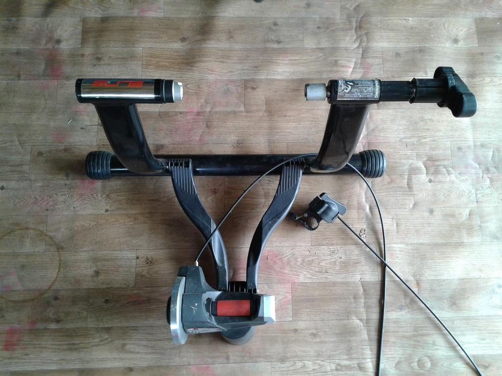 entraîneur de vélo d'intérieur adapté à un vélo ordinaire, Sports & Fitness, Cyclisme, Enlèvement, Comme neuf, Autres types
