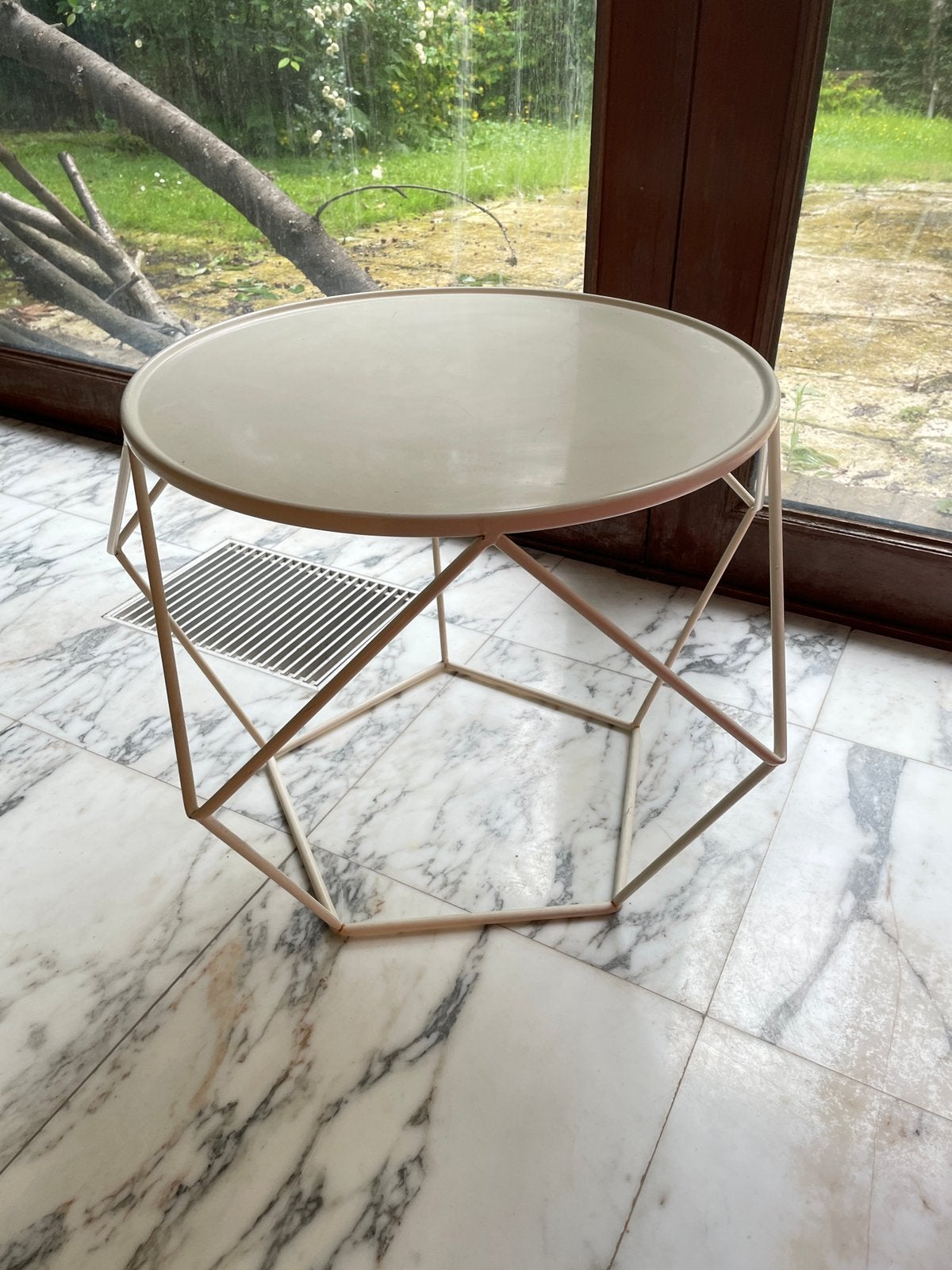 Table d’appoint ronde design en métal blanc, Design, Rond, Enlèvement, Métal ou Aluminium