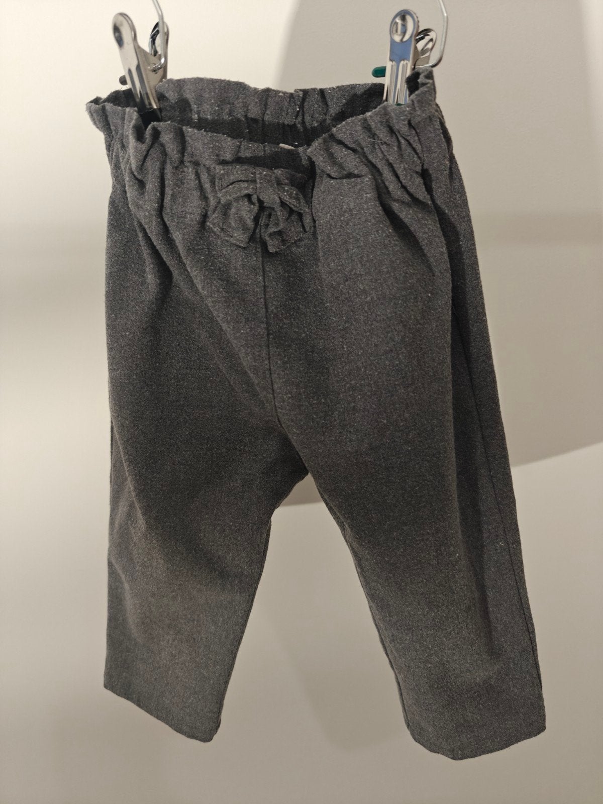 Donkergrijze geklede broek - JBC - maat 74, Enfants & Bébés, Pantalon, Garçon ou Fille, Enlèvement ou Envoi, Cuddles & smile by jbc