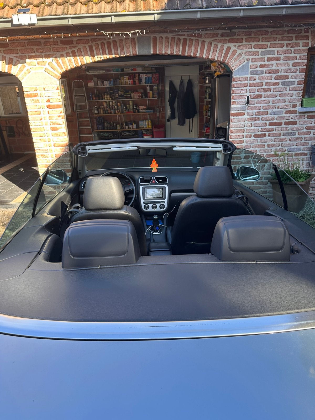 Volkswagen Eos de 2006 couleur gris dans un bon état, Autos, Cuir, Argent ou Gris, Cabriolet, Noir