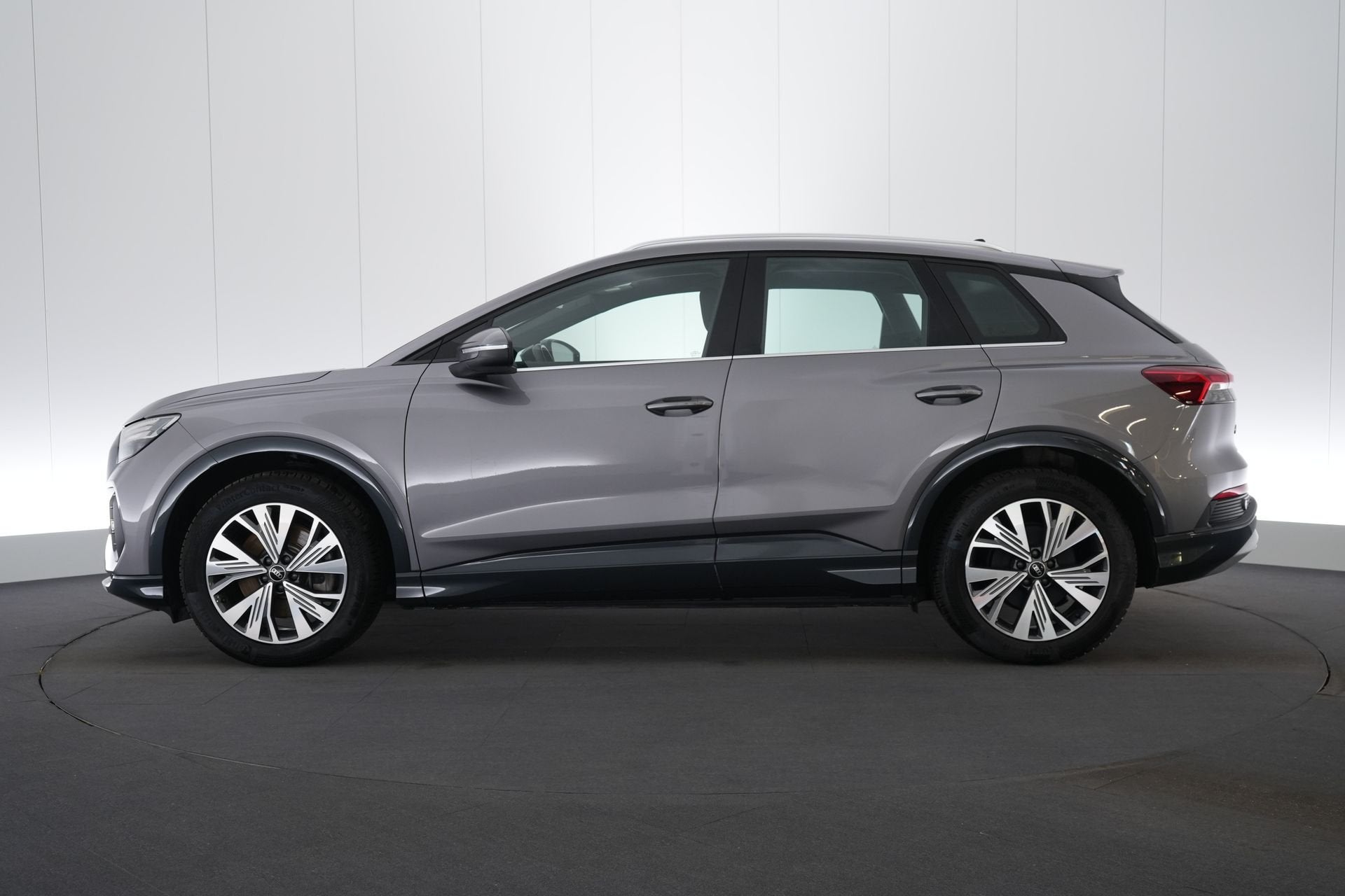 (2ESP793) AUDI Q4 E-TRON, Autos, Achat, Entreprise, Carnet d'entretien, Phares entièrement LED