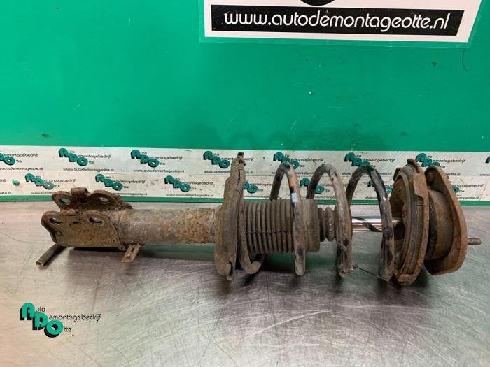 Amortisseur avant gauche d'un Toyota Corolla (Corolla 96-), -, 3 mois de garantie, Toyota, Utilisé