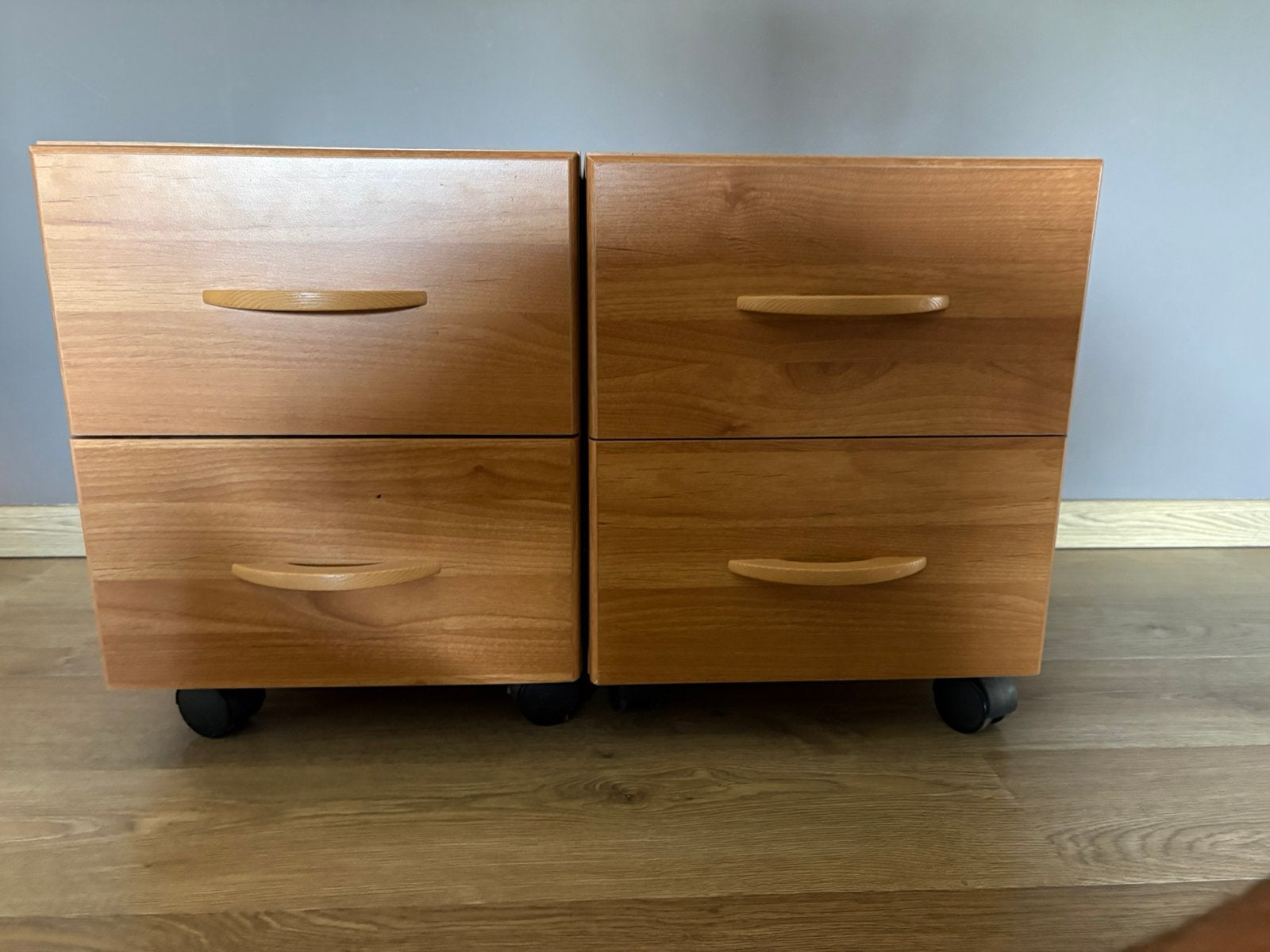 2 nachtkastjes op wieltjes - houtlook, Moins de 55 cm, Moins de 45 cm, Enlèvement, Utilisé