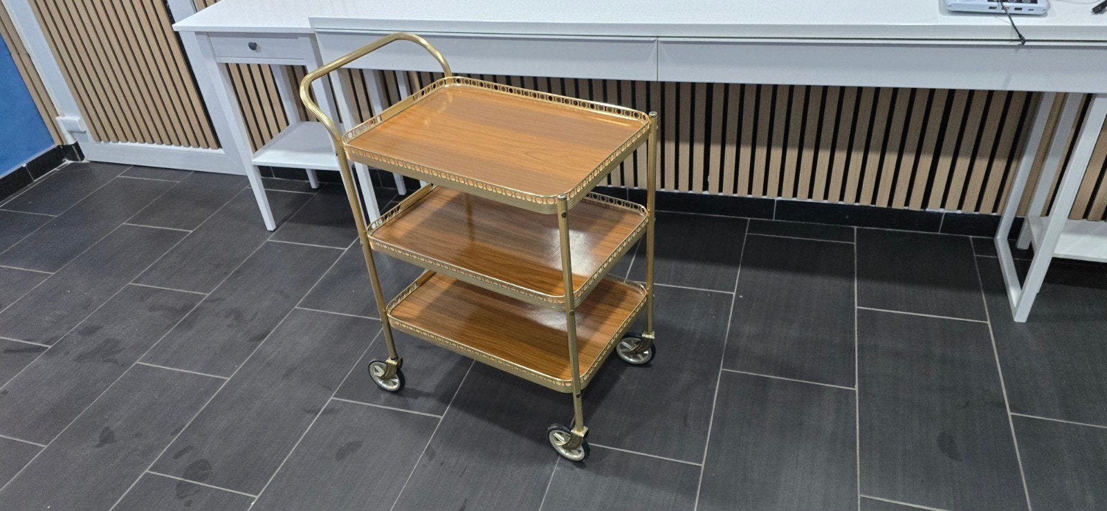 antieke bruine desserttafel op wielen in pa, Ophalen of Verzenden