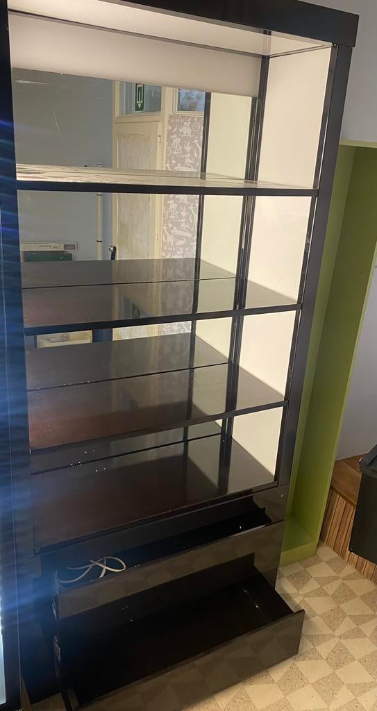Vitrinekast donkerbruin met 2 lades, Ophalen, Gebruikt, 100 tot 150 cm, 200 cm of meer