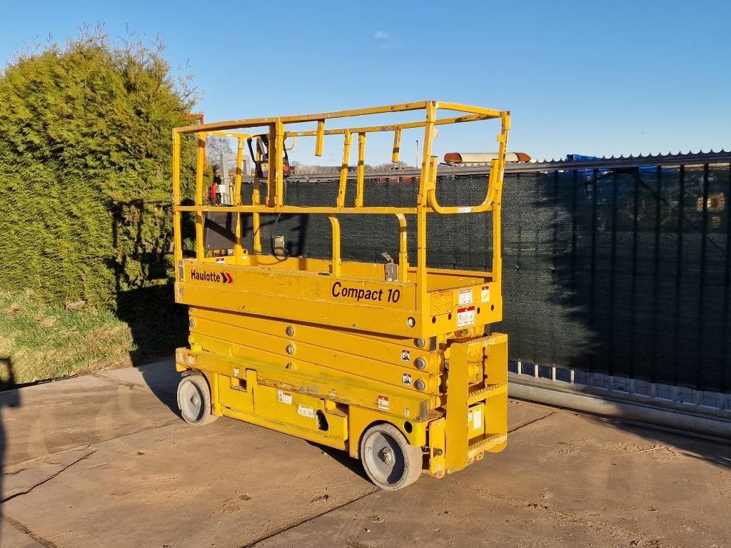 Haulotte Compact 10 N schaarhoogwerker scissorlift 10m, Zakelijke goederen, Machines en Bouw | Liften, Steigers en Ladders