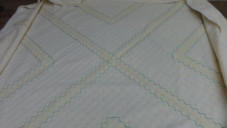 Retro, pastel geel, geborduurd  rond tafelkleed, PASEN, Gebruikt, -, Tafelkleed of Tafelzeil, Ophalen of Verzenden