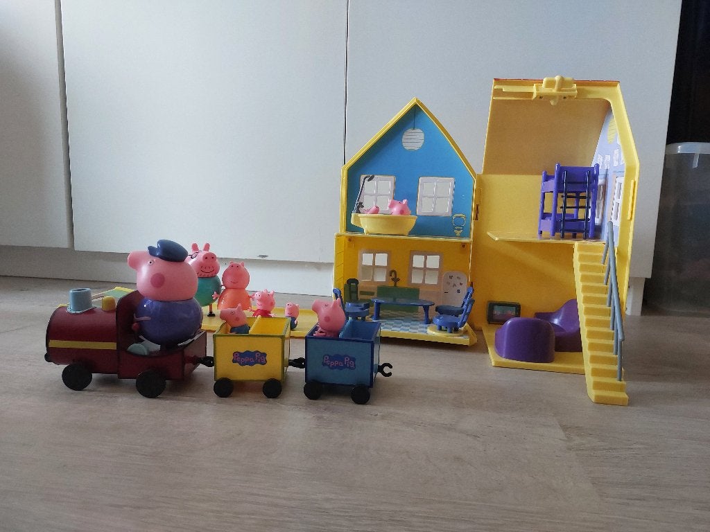 Peppa Pig speelset (huis + meubels + figuurtjes + trein), Ophalen, Zo goed als nieuw, Poppenhuis