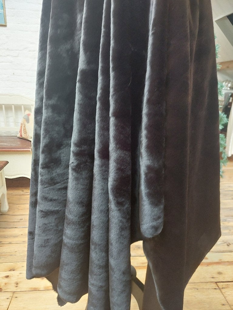 1,6 mètre de fausse fourrure noire de qualité supérieure, Neuf, Enlèvement ou Envoi, 120 cm ou plus, Polyester