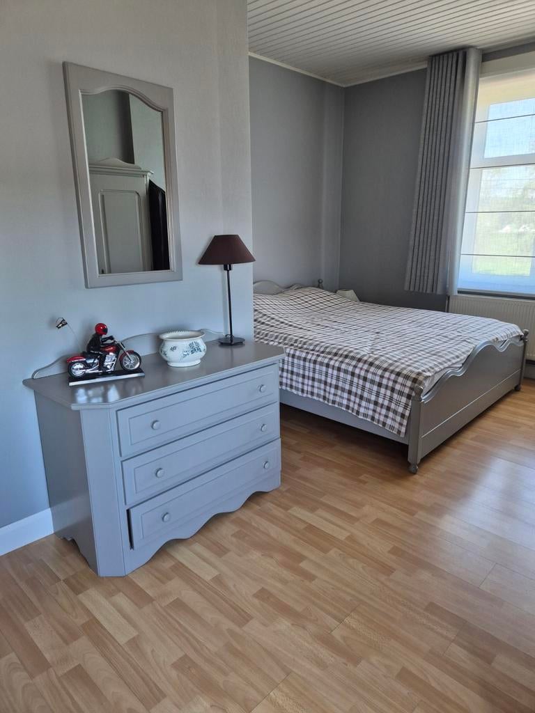 Slaapkamer met kast en commode., Ophalen
