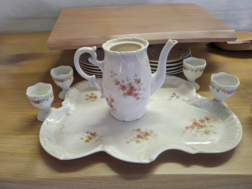 Porseleinen setje versierd met roosjes, Antiek en Kunst, Ophalen of Verzenden