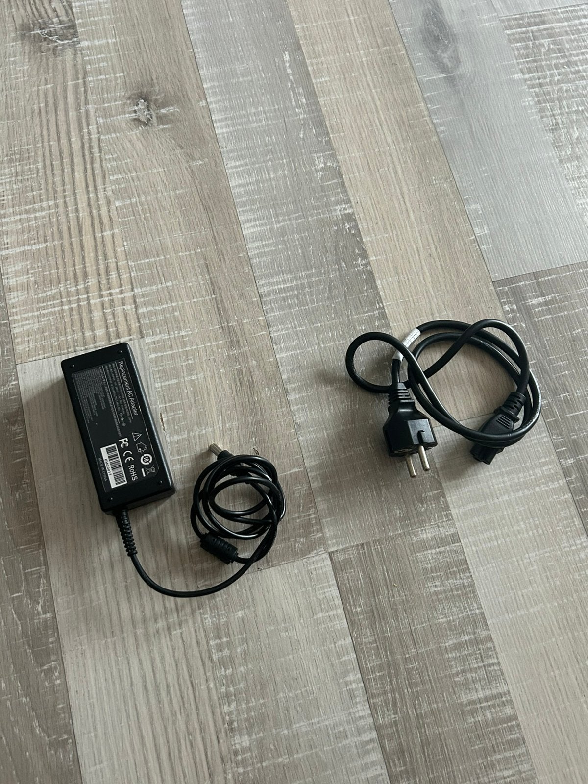 replacement ac adapter, Computers en Software, Ophalen of Verzenden, Zo goed als nieuw