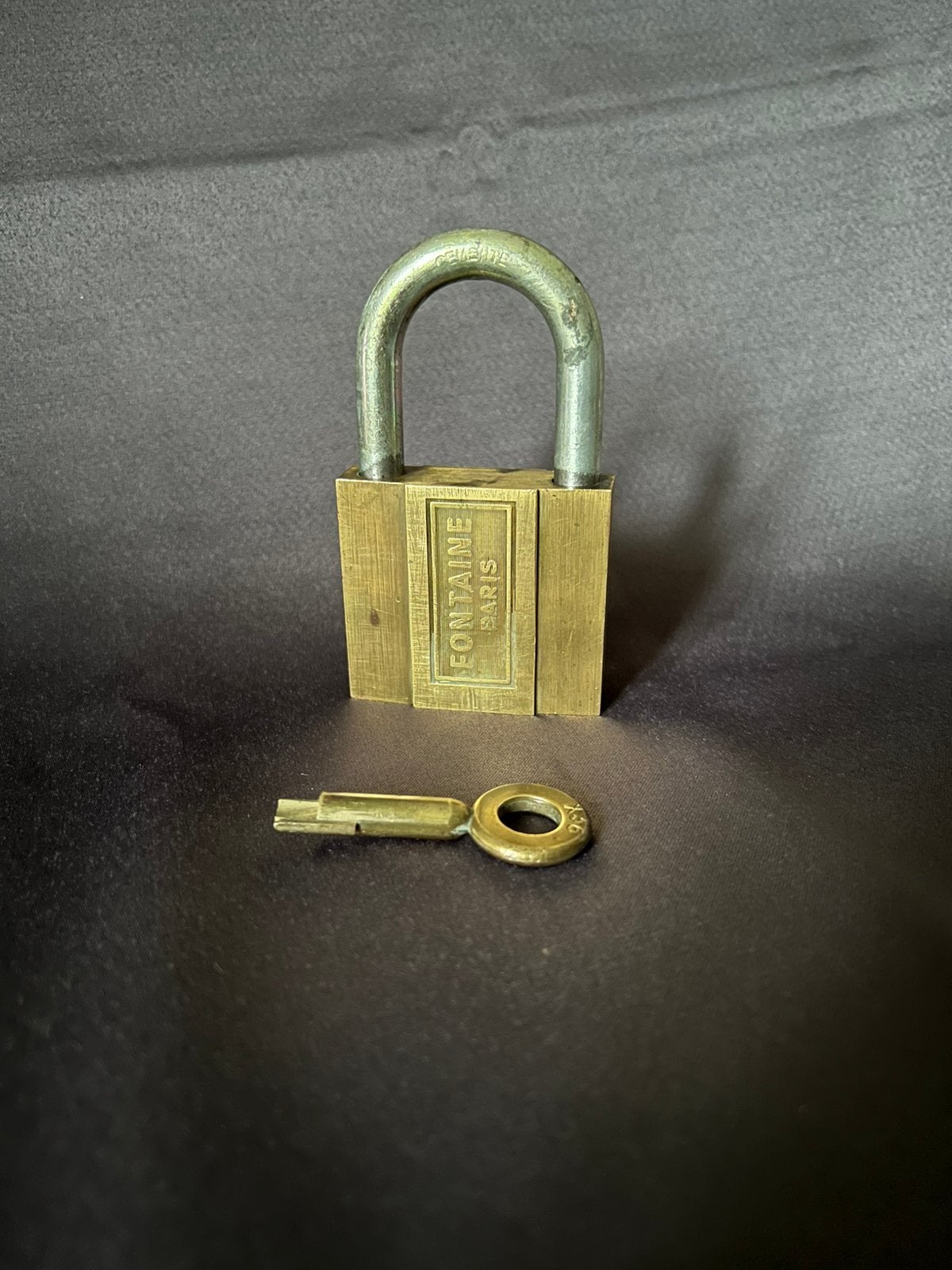 Cadenas ancien laiton Fontaine Paris avec clé à pompe., Enlèvement ou Envoi, Utilisé, Cuivre ou Laiton