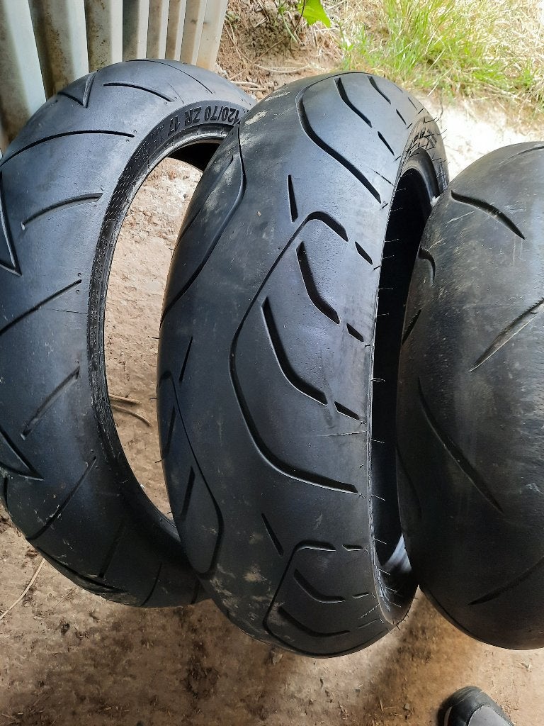 50€ voor 3 stuks.. 180/55/17 en 120/70/17, Motoren, Ophalen, Gebruikt