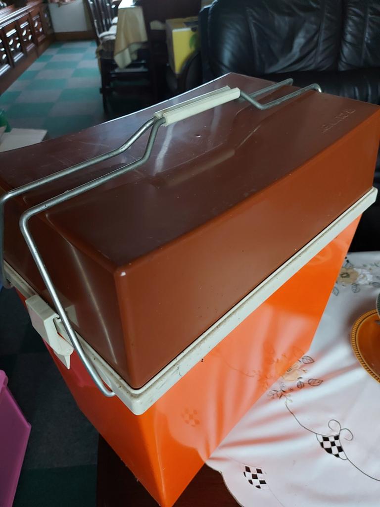 Glacière Frigobox vintage CURVER brun orangé des années 1970, Caravanes & Camping, Glacières, Enlèvement ou Envoi, Utilisé, Glacières