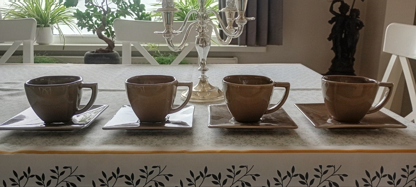 GRATIS 4 delig servies. Diest, Ophalen, Keramiek, Landelijk/Boerenbont, Zo goed als nieuw