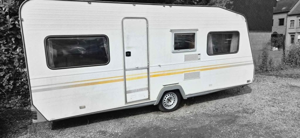CARAVAN MET 2 SLAAPPLAATSEN IN GOEDE STAAT, Standaardzit, Tot en met 2, Particulier, 4 tot 5 meter