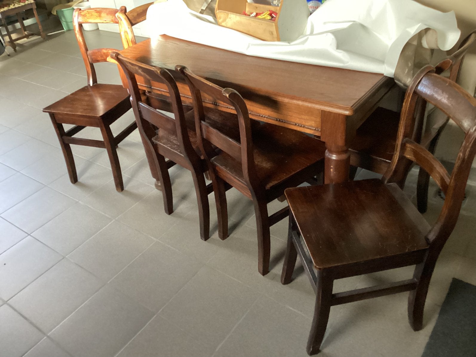 Stoelen en tafel, Ophalen