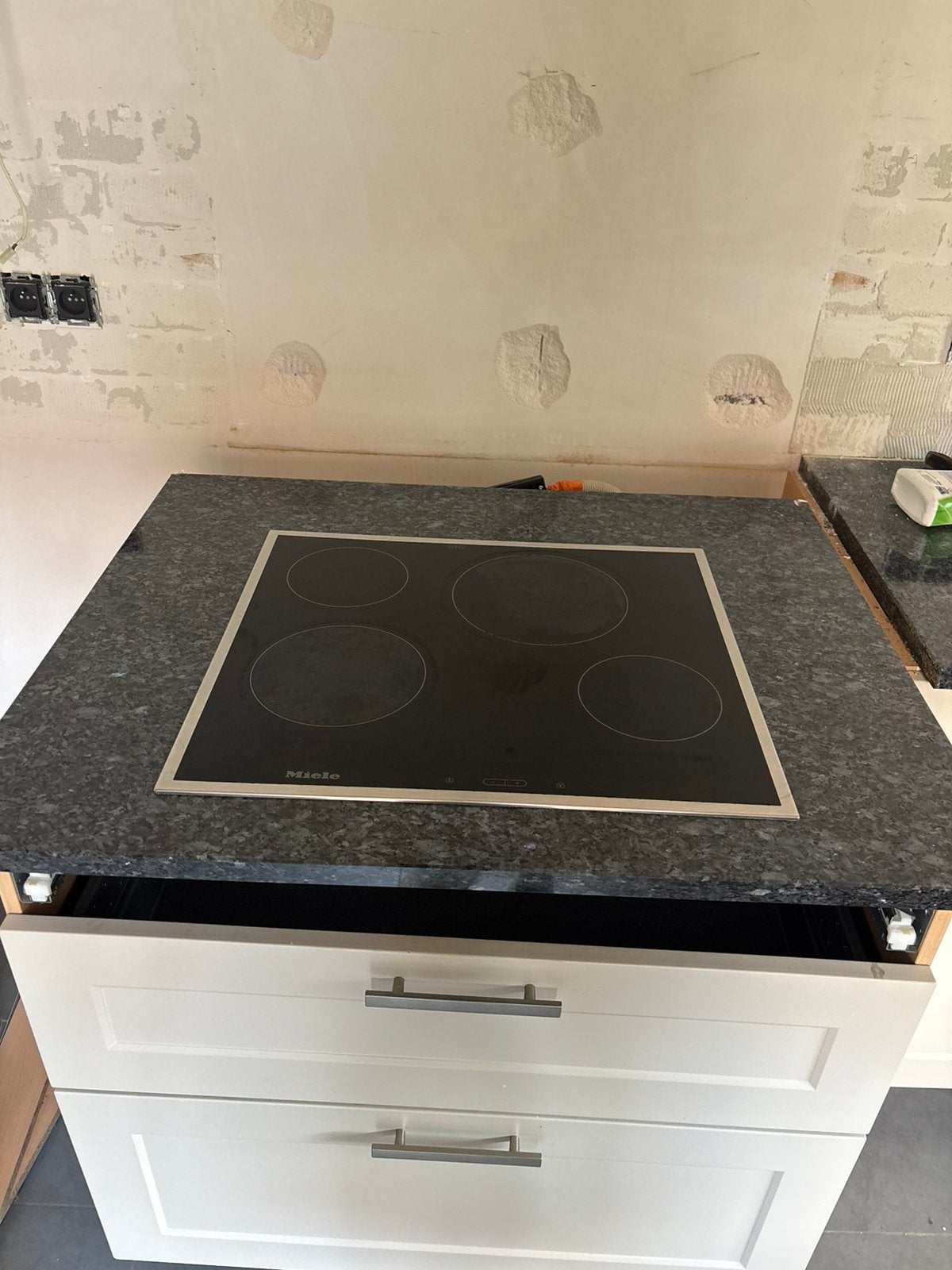 Miele inductiekookplaat KM 500 optie met granieten werkblad, Ophalen, Zo goed als nieuw, 4 kookzones