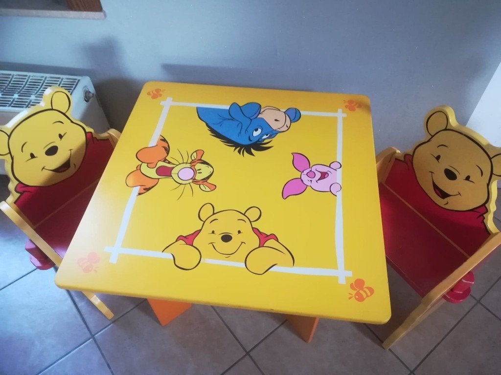 kindertafel met 2 bijpassende stoelen winnie de poeh, Huis en Inrichting, Ophalen