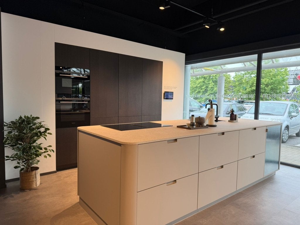 Kvik keuken - Evento Arizona beige en Corisa dark oak, Maison & Meubles, Cuisine | Cuisines complètes, Neuf, Autres couleurs, Sans poignée