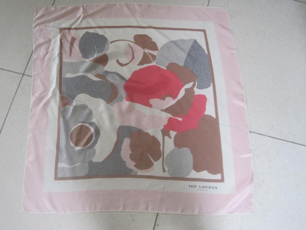 foulard en soie vintage fleurs roses Ted Lapidus, Vêtements | Femmes, Bonnets, Écharpes & Gants, Enlèvement ou Envoi, Comme neuf