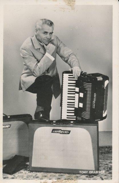 (m70) Tony Gramser,  accordion - orgel, promotiefoto, Verzenden