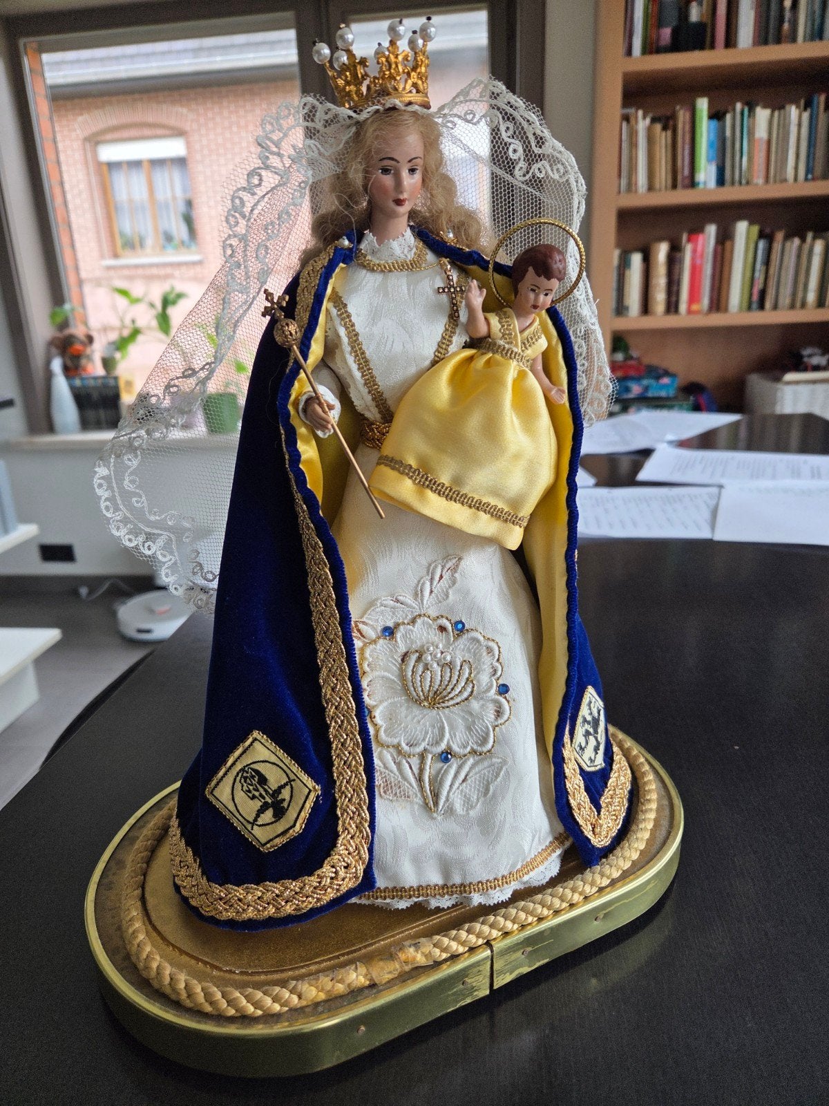 Mariabeeld (zonder stolp)., Ophalen
