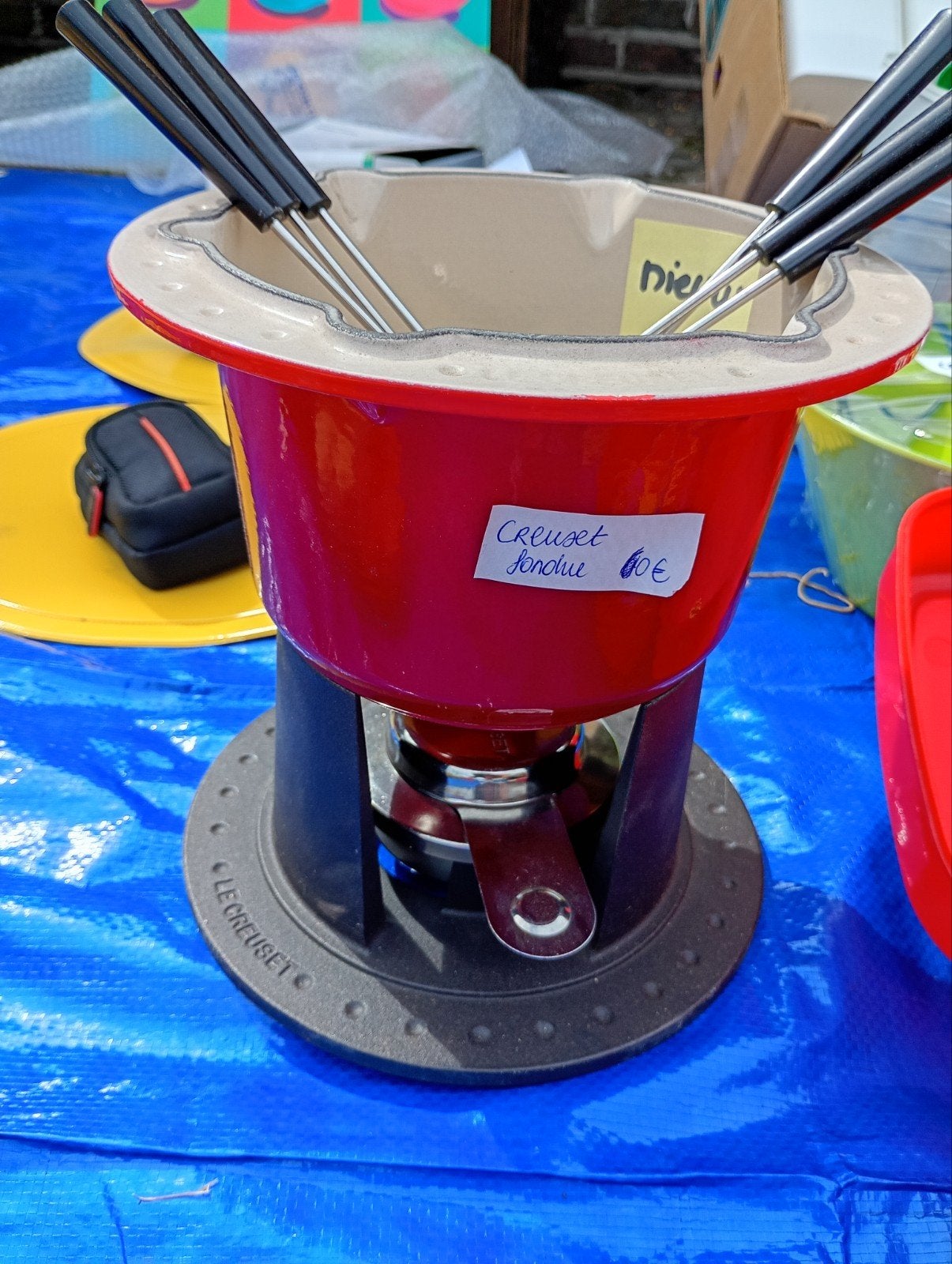 Fondue set Creuset, Enlèvement