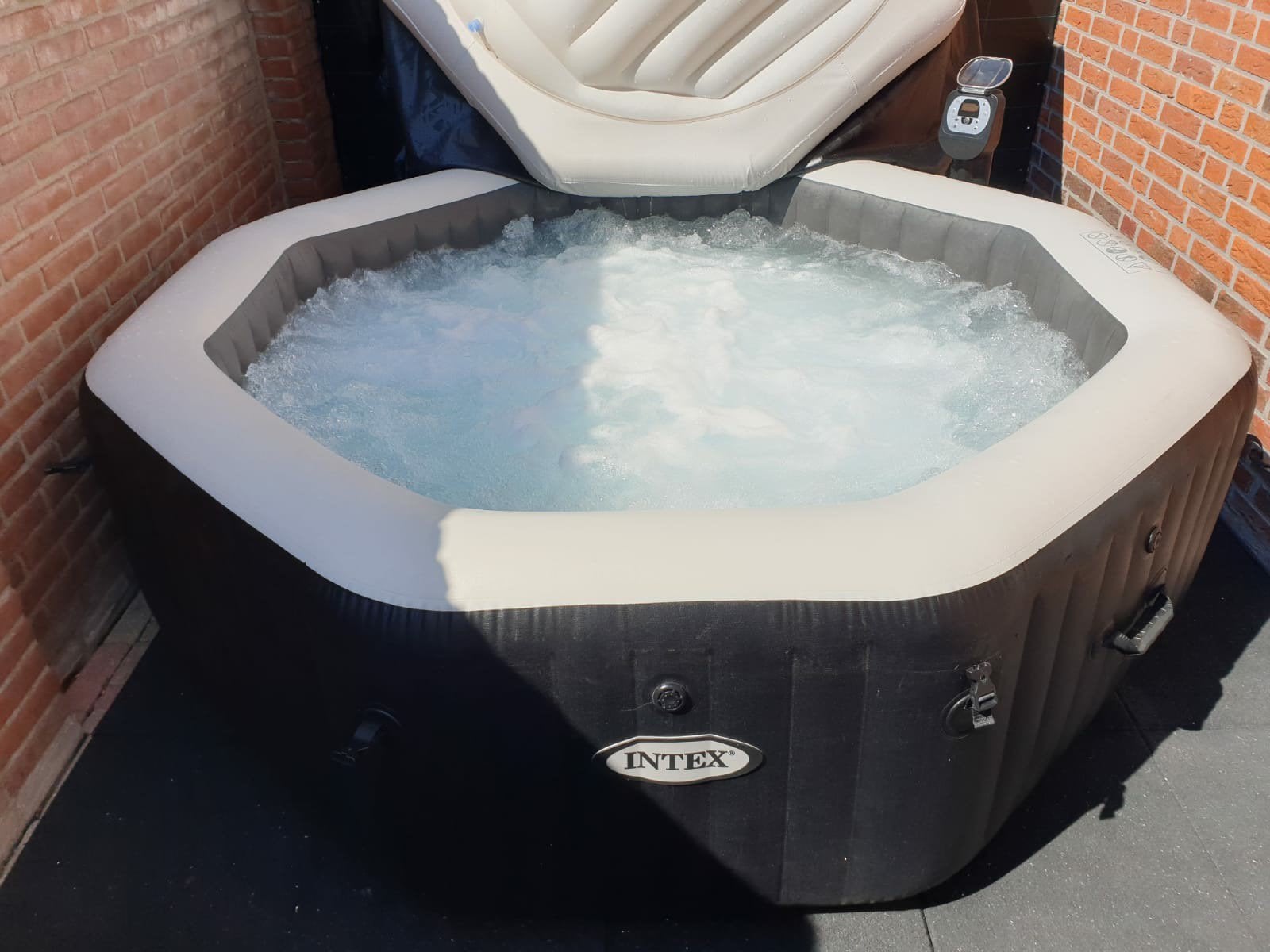 Intex Jacuzzi 6-persoons met bubbels en jets, Enlèvement, Utilisé, Filtre