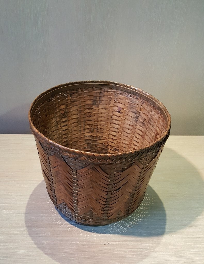 Cache-pot vintage en bambou – Motif chevrons – 70s, Enlèvement ou Envoi, 25 à 40 cm, Rond, Utilisé