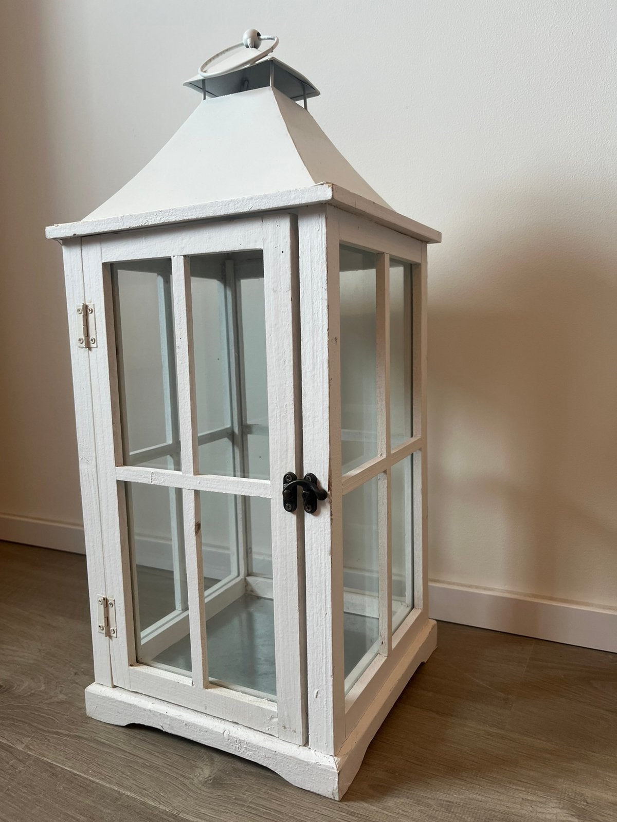 Grote witte houten windlantaarn, Huis en Inrichting, Woonaccessoires | Kandelaars en Kaarsen, Ophalen, Zo goed als nieuw, Glas