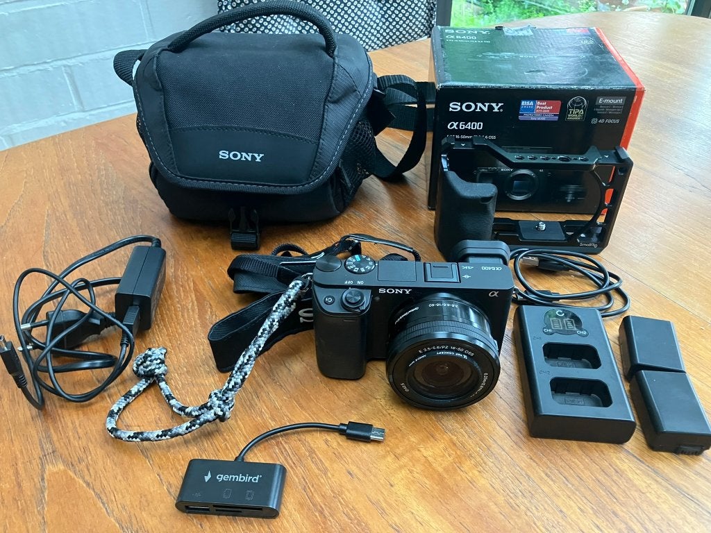 Sony a6400 met kit lens OSS 16-50 f3.5-5.6 en accesoires, Ophalen, Compact, Zo goed als nieuw, 4 t/m 7 keer