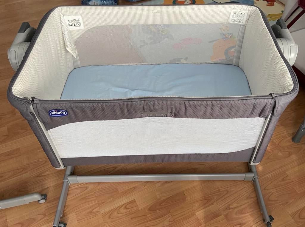 Chicco Next2Me Magic + twee hoeslaken, Kinderen en Baby's, Ophalen, Zo goed als nieuw