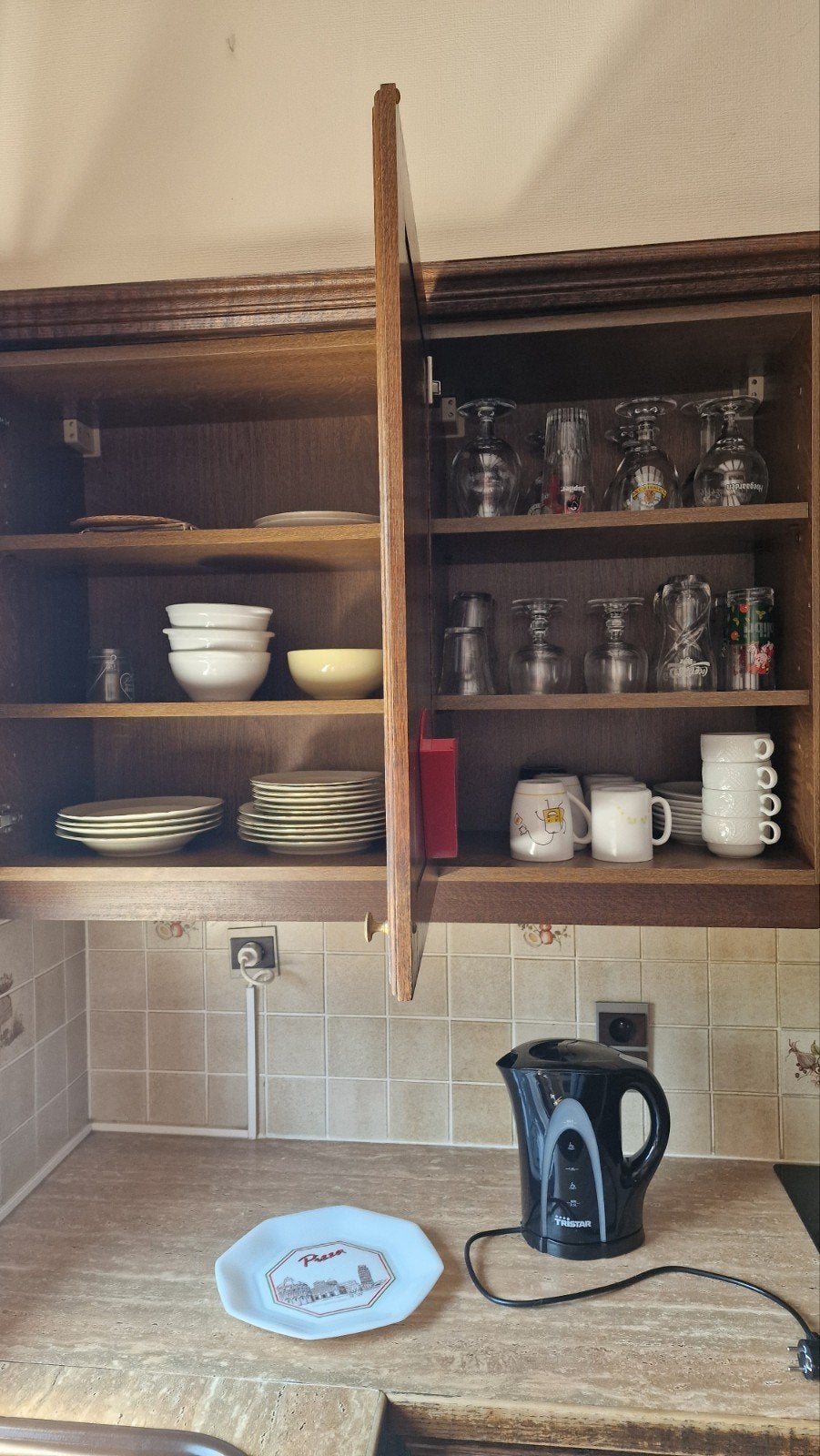 Ustensiles de cuisine (assiettes, verres, bols, bouilloire), Enlèvement