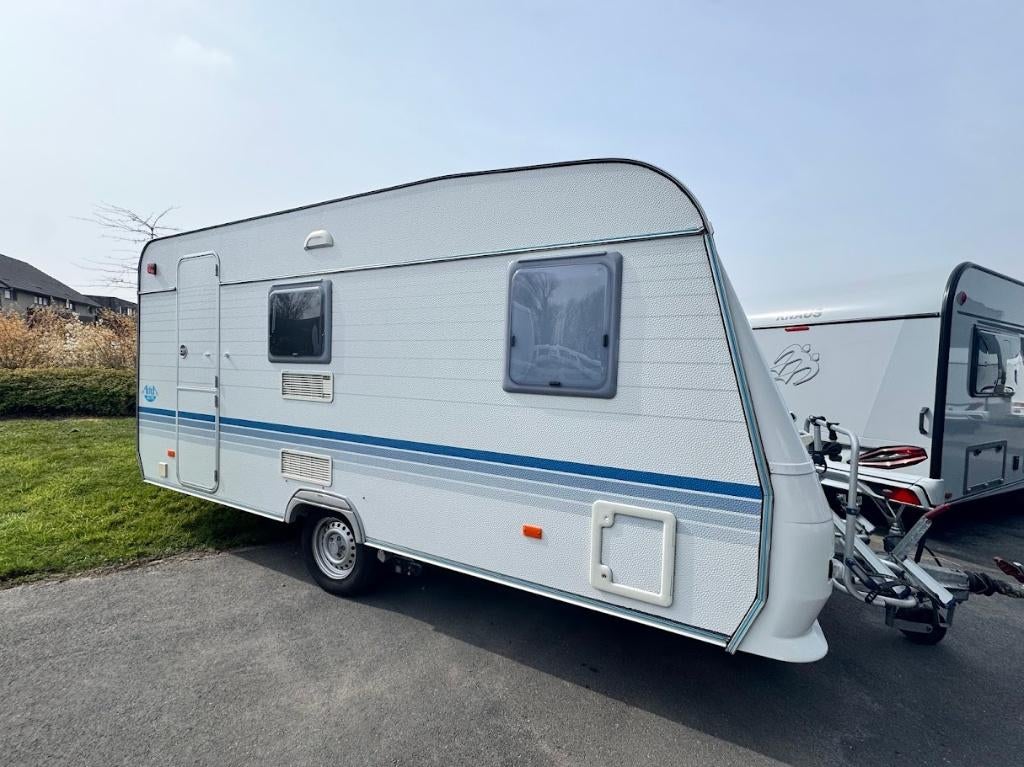 Adria Altea 432 met voortent, Caravans en Kamperen, Caravans, Bedrijf, tot en met 3, 750 - 1000 kg, Standaardzit, Adria, Lengtebed