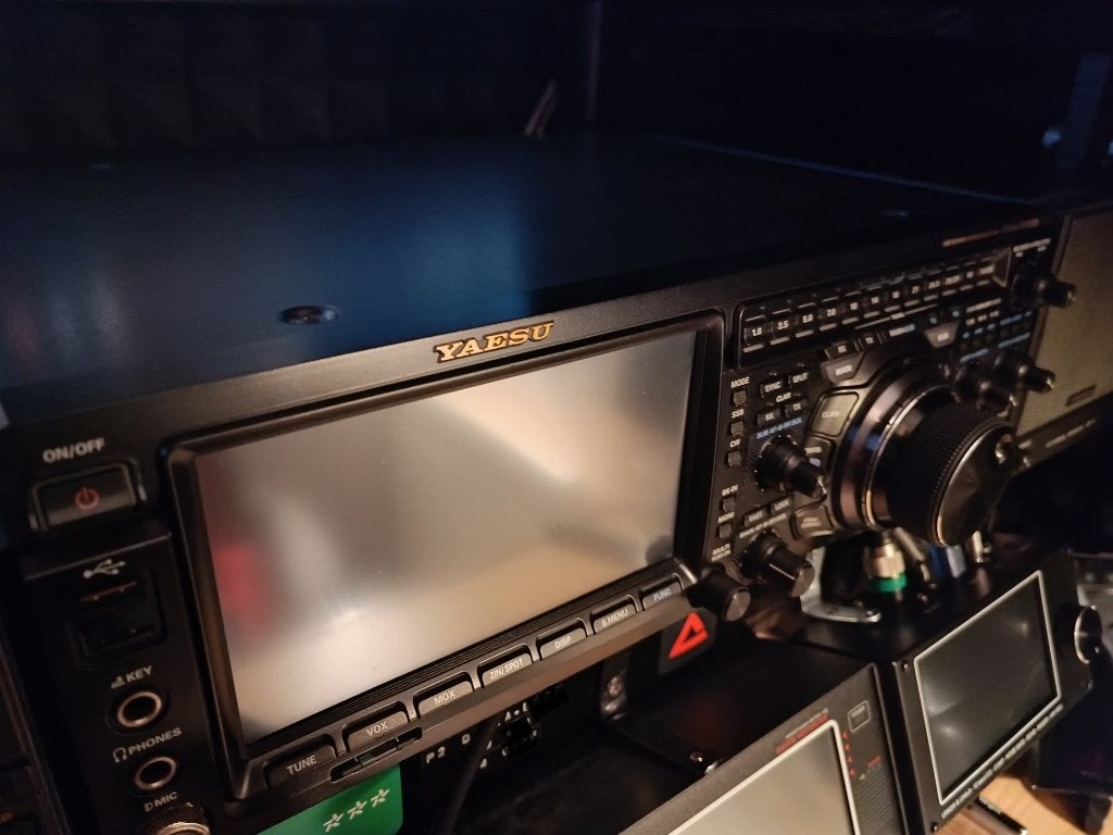 Yaesu FTDX 101 contre FelxRadio 8400, Enlèvement ou Envoi, Comme neuf, Émetteur et Récepteur