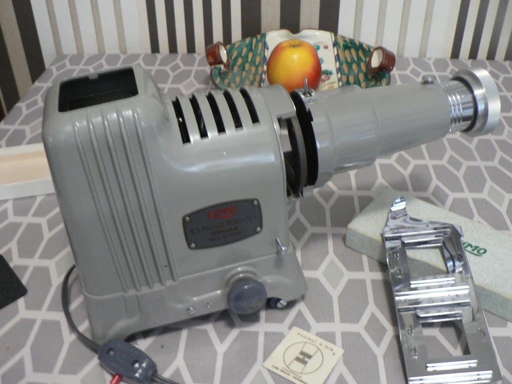 Een ELMO dia projector op leeftijd, Ophalen, Zo goed als nieuw