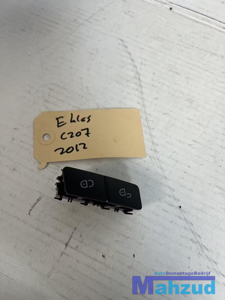 MERCEDES E C207 Deur Vergrendelings schakelaar A2048706410, Gebruikt, Mercedes-Benz AG, Mercedes-Benz, Mercedesstrasse 120
70372  Stuttgart, DE