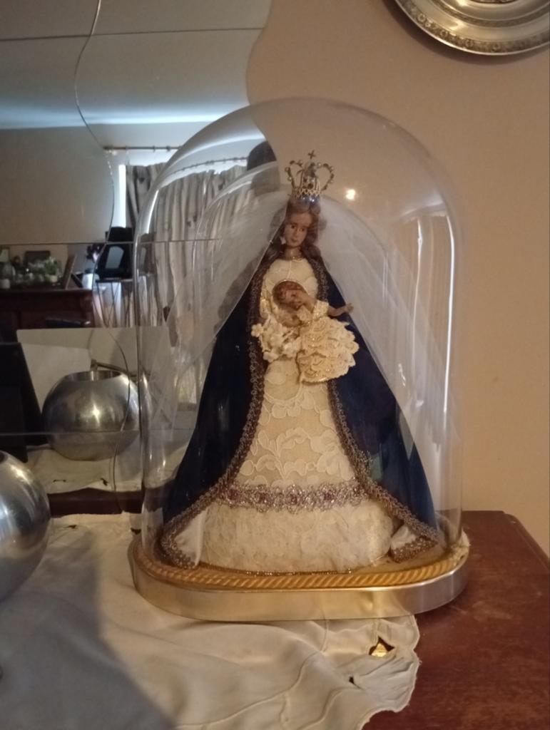 Religieus Maria beeld met kindje Jezus onder stolp – vintage, Antiek en Kunst, Antiek | Religieuze voorwerpen, Ophalen