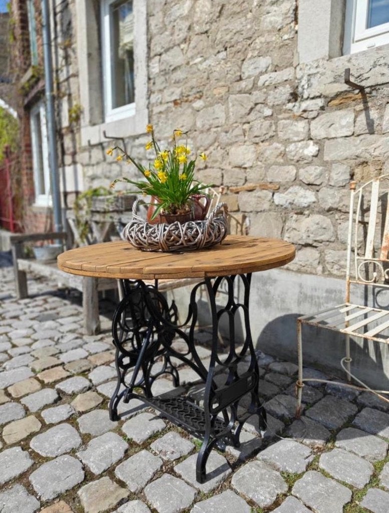 Table vintage fait main en fonte ancienne et bois verni, Enlèvement, Comme neuf, Rond, Bois