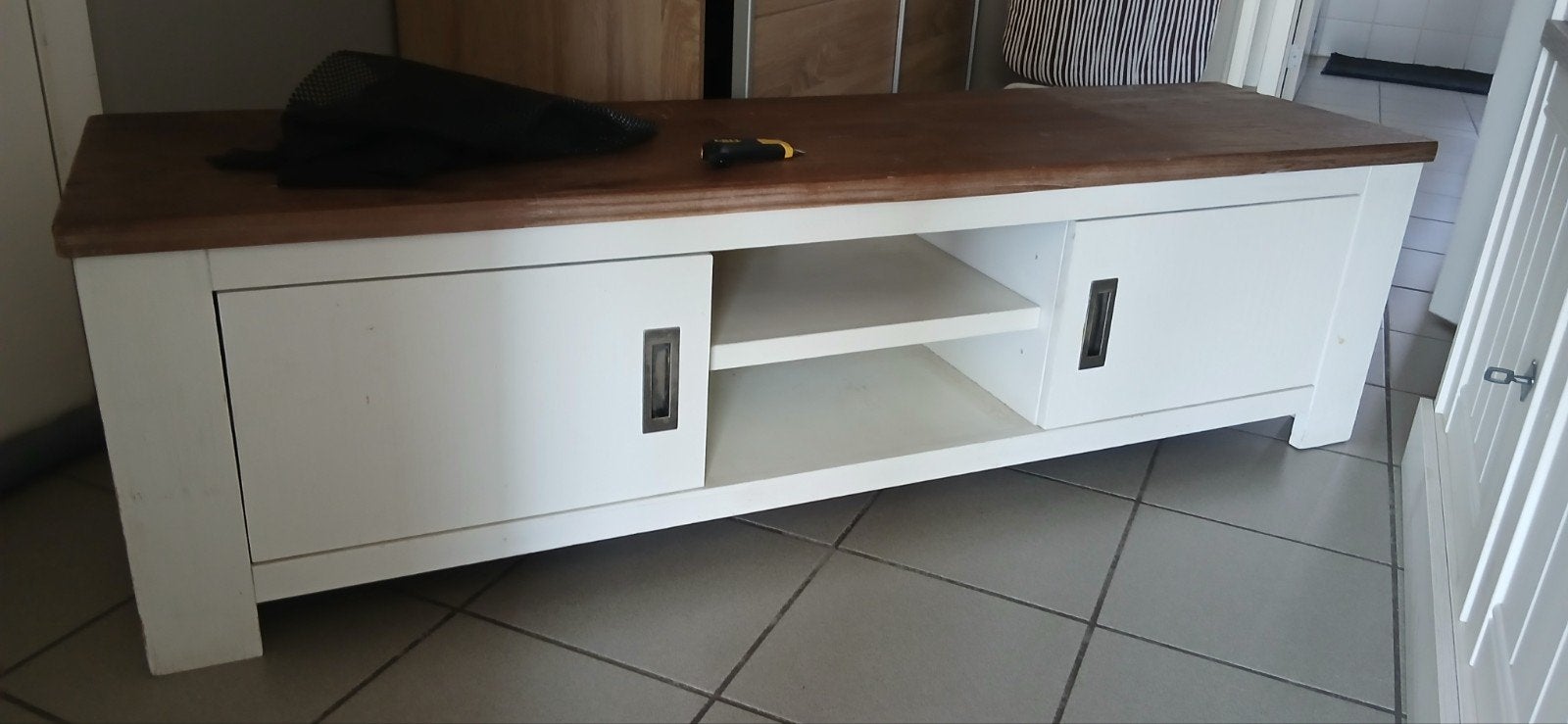 tv kast staat in de weg, Ophalen