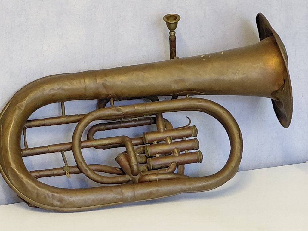 sterk beschadigde tuba (Eufonium ?), Ophalen, Gebruikt, Koperblazer