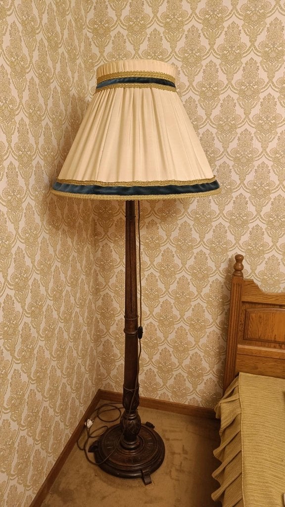 Ancien lampadaire en chêne sculpté, Enlèvement