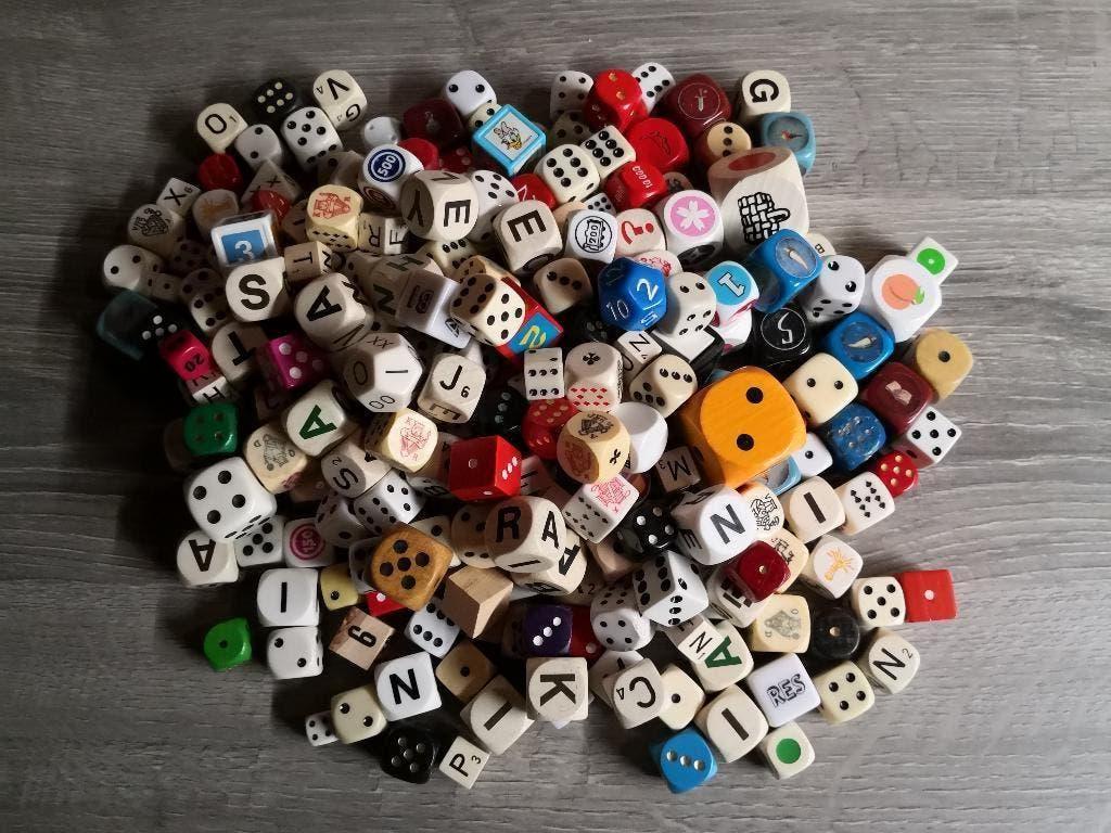 Groot lotje diverse dobbelstenen, Hobby en Vrije tijd, Ophalen