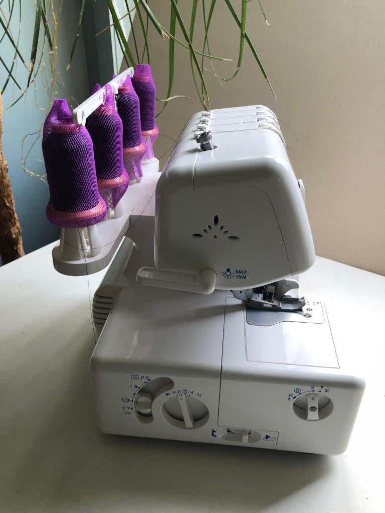 OVERLOCKMACHINE NIEUW met Draagtas &Bobijnen, Ophalen of Verzenden, Nieuw, Lockmachine, Lewenstein
