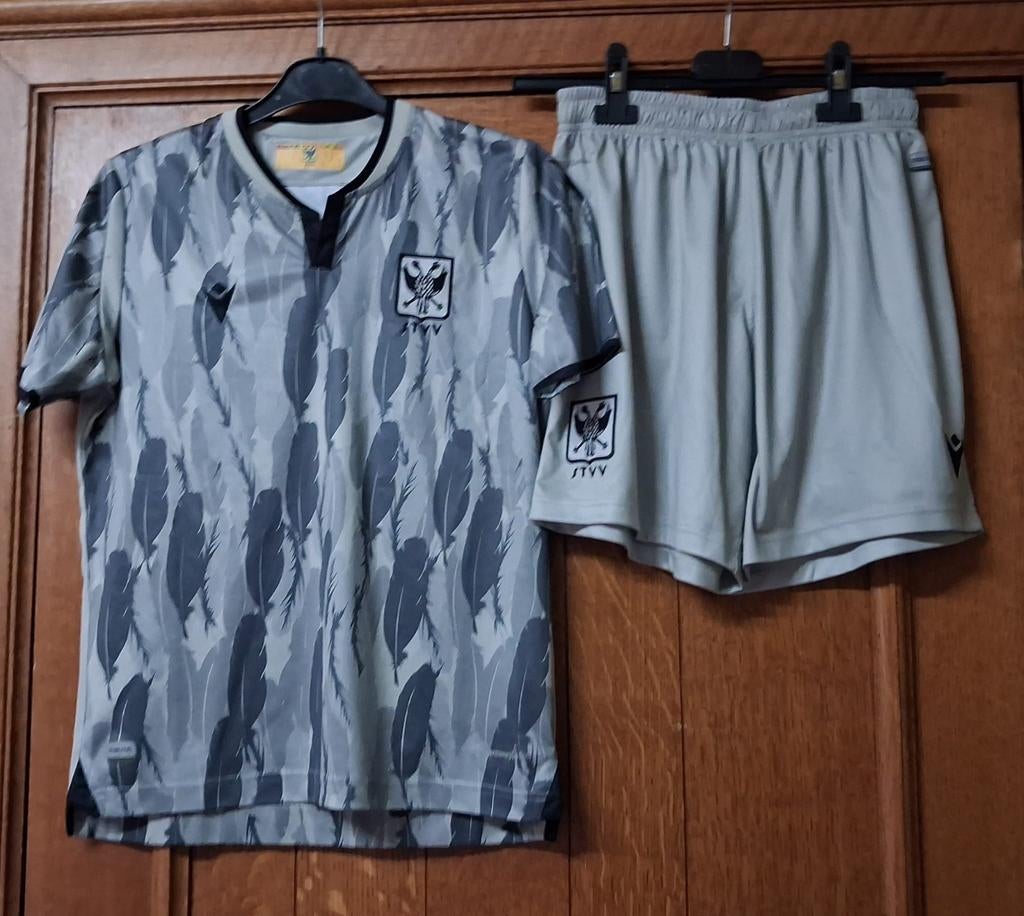 Grijs zwart voetbal pakje 146/158 11,13 jaar macron 15€, Enlèvement, Noir, Football