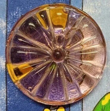 Bouton vintage en verre de Bohême (Tchéquie) - Motif rayonné, Envoi